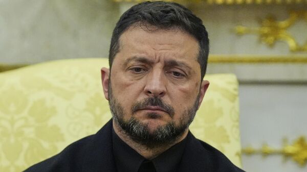 Volodymyr Zelensky listens during a meeting with President Donald Trump in the Oval Office at the White House, Monday, Aug. 18, 2025, in Washington - Sputnik भारत