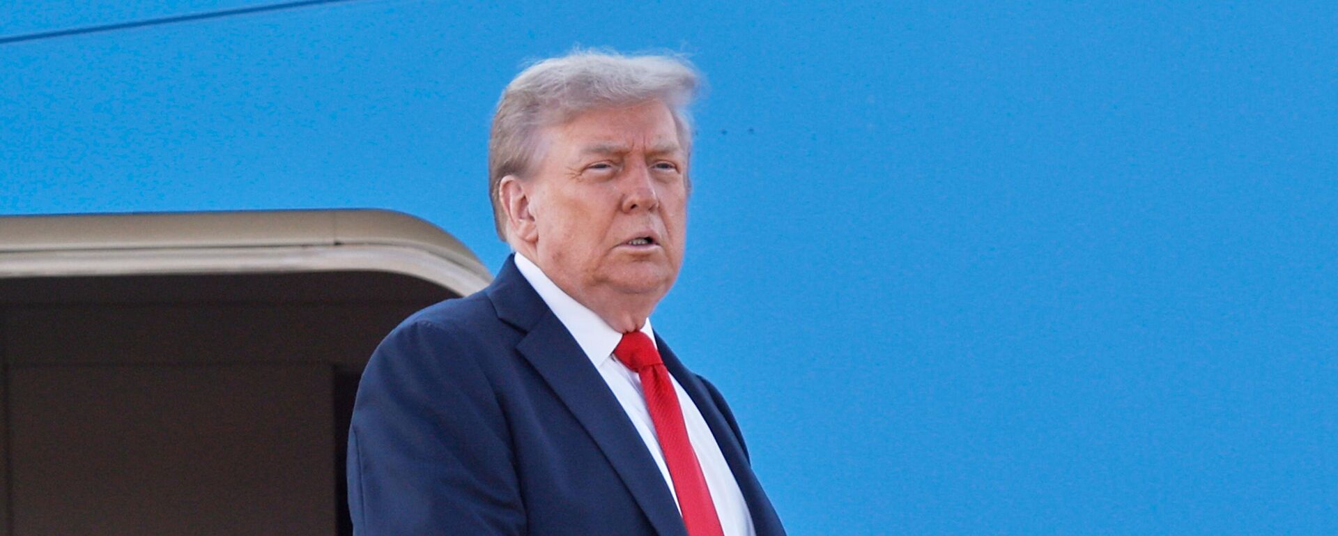 President Donald Trump boards Air Force One at Joint Base Andrews, Md., Friday, Aug. 15, 2025, en route to a meeting with Russian President Vladimir Putin in Alaska. - Sputnik भारत, 1920, 01.11.2025