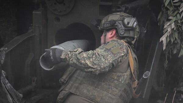 Combat work of the 2S5 Giatsint-S cannon crew Combat work of the 2S5 Giatsint-S cannon crew - Sputnik India