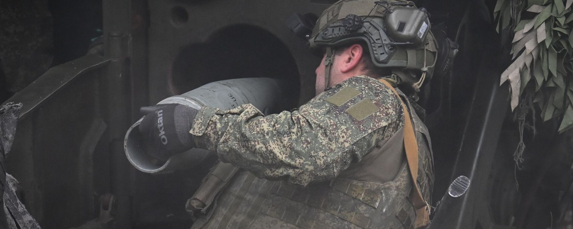 Combat work of the 2S5 Giatsint-S cannon crew - Sputnik India, 1920, 01.11.2025