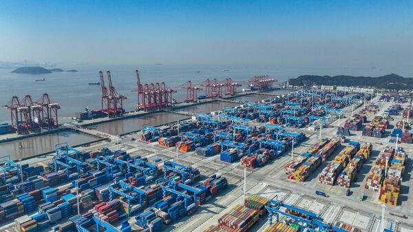 Ships carry out container loading and unloading operations at the Dapukou Container Terminal in Jintang Port area of Zhoushan Port in Ningbo, Zhejiang province, China, Dec 29, 2024.  - Sputnik भारत