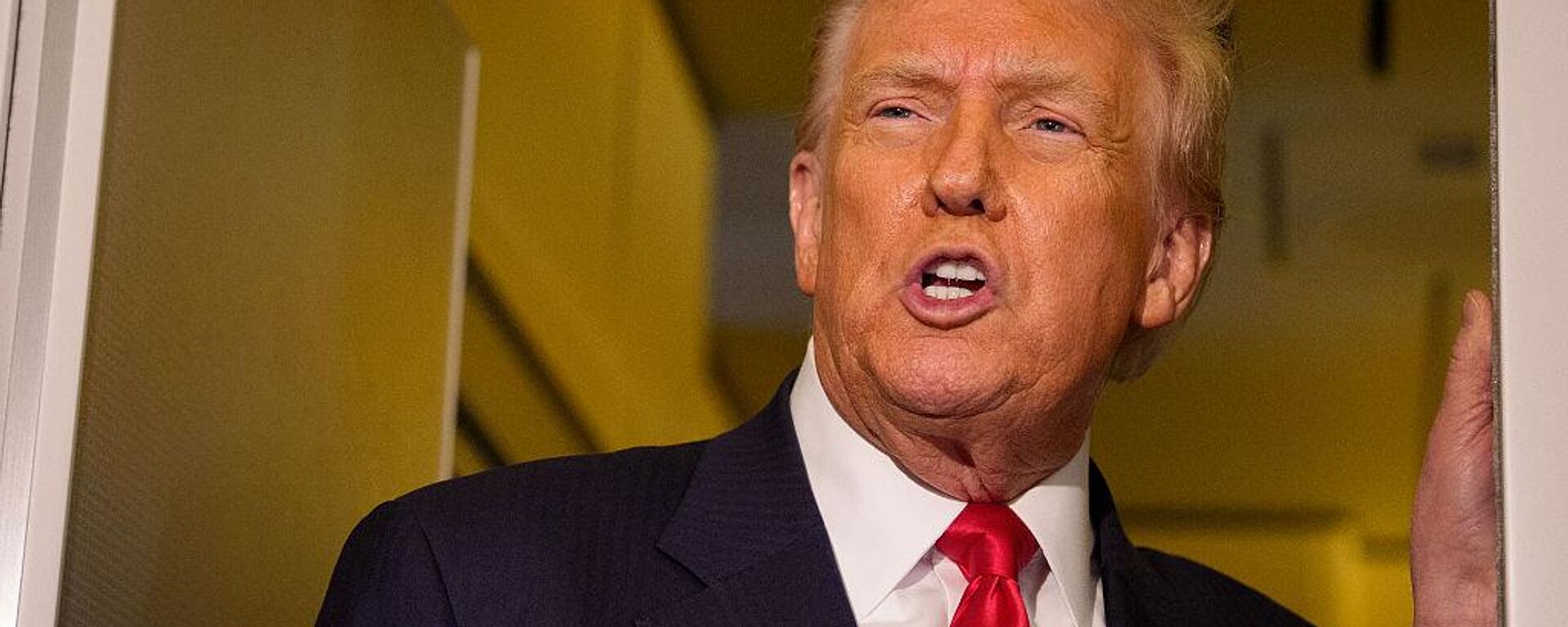 U.S. President Donald Trump speaks to members of the media aboard Air Force One on October 30, 2025 in flight. Trump is returning to Washington following a high-stakes meeting with Chinese President Xi Jinping, alongside securing trade deals with ASEAN, Japanese and South Korean partners on his week-long Asian tour.  - Sputnik भारत, 1920, 03.11.2025