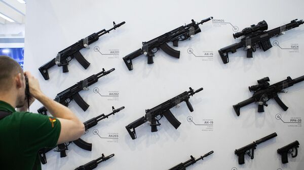 Посетитель фотографирует стенд концерна Калашников на 2-й Всемирной оборонной выставке World Defense Show в Эр-Рияде - Sputnik भारत
