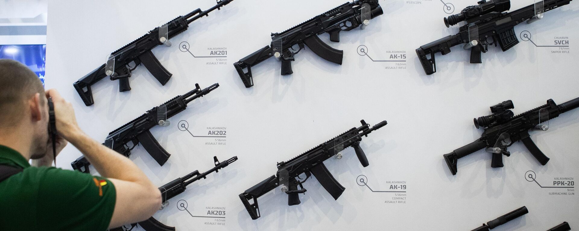Посетитель фотографирует стенд концерна Калашников на 2-й Всемирной оборонной выставке World Defense Show в Эр-Рияде - Sputnik भारत, 1920, 04.11.2025