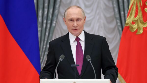 Russian President Vladimir Putin awards state decorations and the President’s Award at the Kremlin for contributions to strengthening the unity of the Russian nation on National Unity Day, November 4 - Sputnik भारत