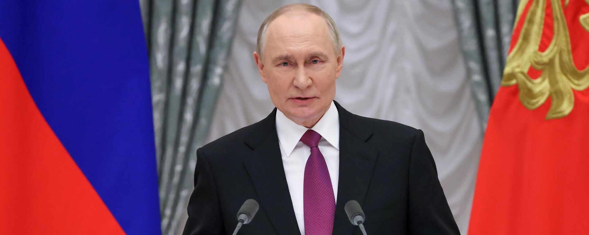 Russian President Vladimir Putin awards state decorations and the President’s Award at the Kremlin for contributions to strengthening the unity of the Russian nation on National Unity Day, November 4 - Sputnik भारत, 1920, 05.11.2025