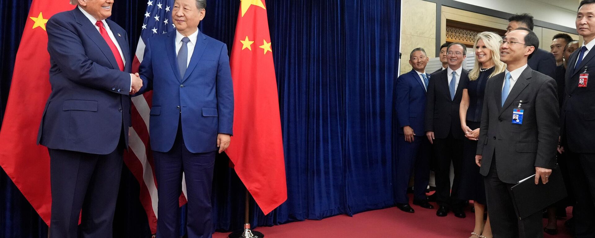 President Donald Trump, left, and Chinese President Xi Jinping shake hands before their meeting at Gimhae International Airport in Busan, South Korea, Thursday, Oct. 30, 2025.  - Sputnik भारत, 1920, 05.11.2025