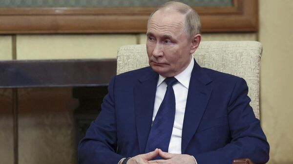 Russian President Vladimir Putin listens to Serbian President Aleksandar Vucic during their meeting at Diaoyutai State Guesthouse in Beijing, China, Tuesday, Sept. 2, 2025 - Sputnik भारत