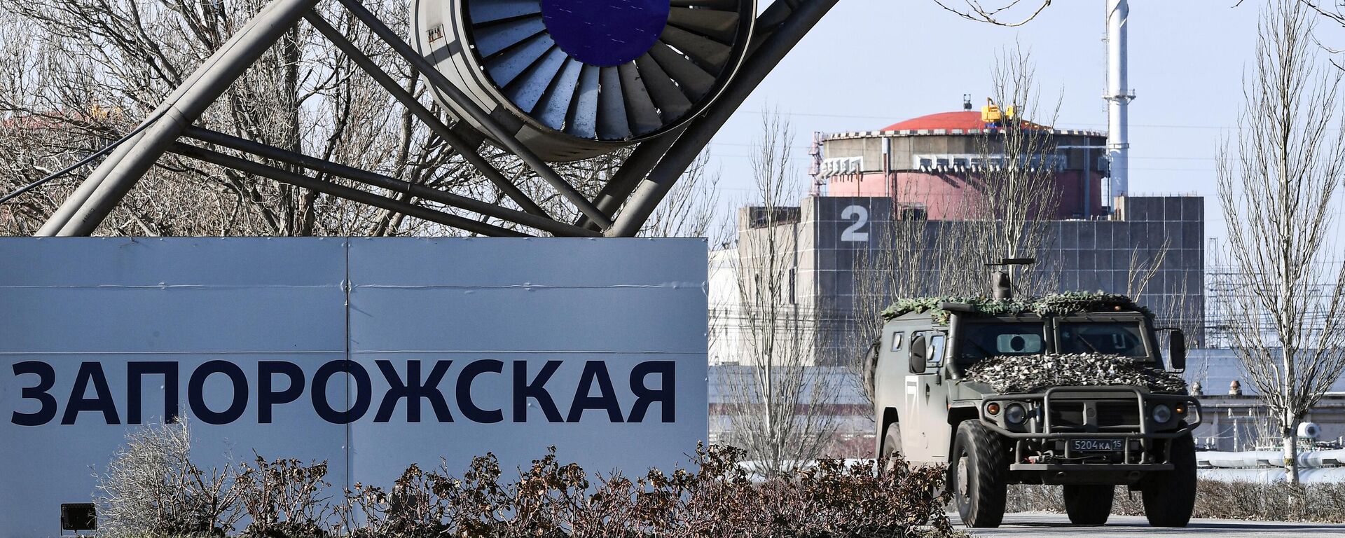 An armored vehicle leaves the territory of the Zaporozhye Nuclear Power Plant (ZNPP), accompanying the motorcade with IAEA Director General Raphael Grossi - Sputnik भारत, 1920, 06.11.2025