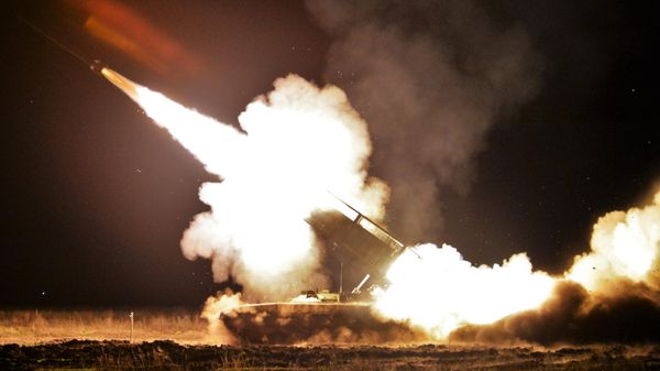 Russian servicemen fire a TOS-1A Solntsepyok multiple rocket launcher  - Sputnik India