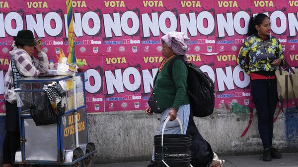 Posters promoting the no vote in a referendum on allowing foreign military bases and convening a Constituent Assembly to draft a new Constitution cover a wall in Quito, Ecuador, Wednesday, Nov. 12, 2025 - Sputnik भारत