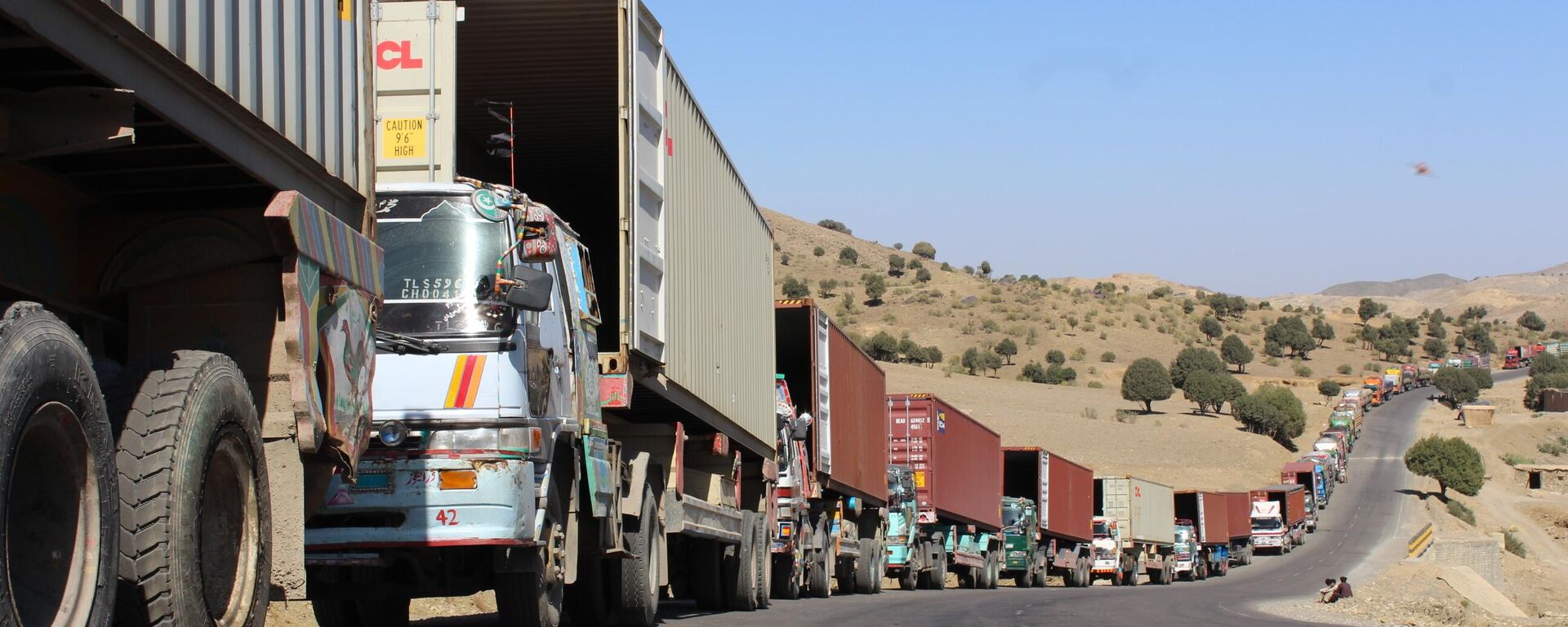 Trucks trying to cross into Pakistan  - Sputnik India, 1920, 17.11.2025