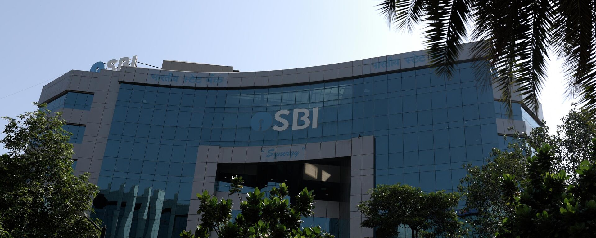 The State Bank of India (SBI) building is seen at the business district, Bandra Kurla Complex in Mumbai, India, on October 13, 2025. (Photo by Indranil Aditya/NurPhoto via Getty Images) - Sputnik India, 1920, 18.11.2025