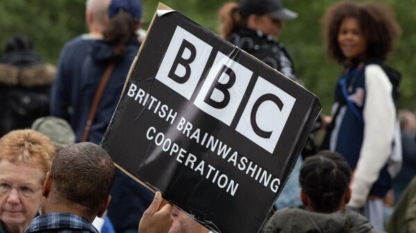 Anti-lockdown conspiracy theorists and Coronavirus deniers protest in Trafalgar Square for personal freedoms and against the government and mainstream media who, they say, are behind disinformation and  untruths about the covid pandemic, on 29th August 2020, in London, England. (Photo by Richard Baker / In Pictures via Getty Images) - Sputnik India