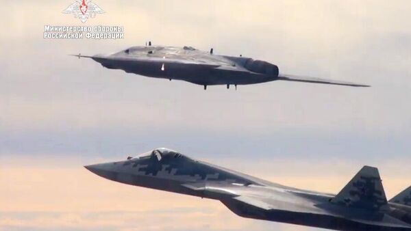 Новейший ударный беспилотник Охотник совершил первый совместный полет с Су-57 - Sputnik भारत