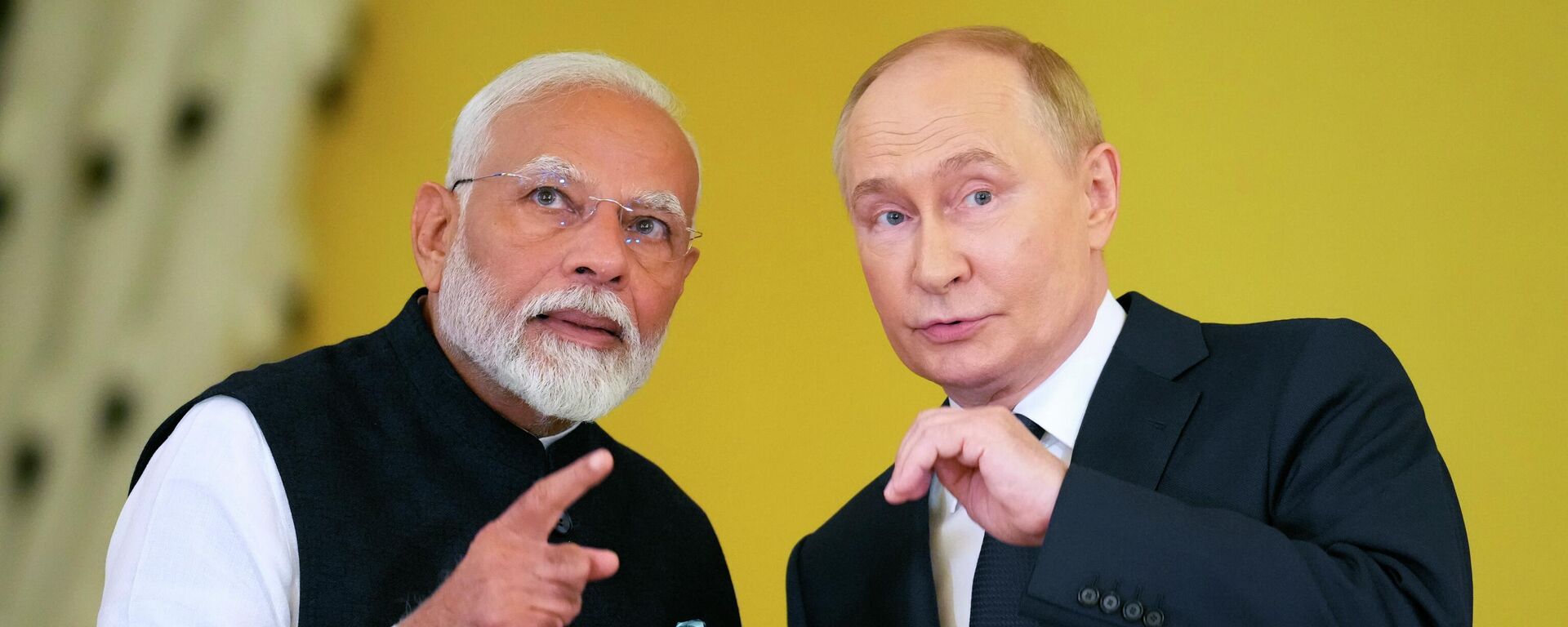 Russian President Vladimir Putin, right, and Indian Prime Minister Narendra Mod - Sputnik भारत, 1920, 04.02.2026