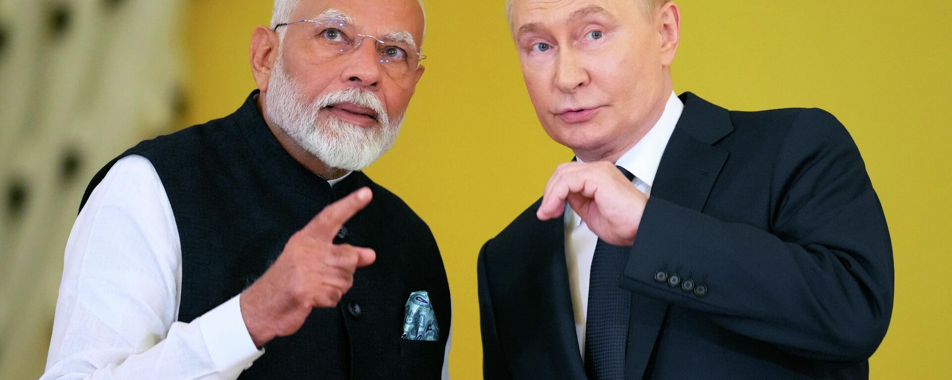 Russian President Vladimir Putin, right, and Indian Prime Minister Narendra Mod - Sputnik भारत, 1920, 04.12.2025