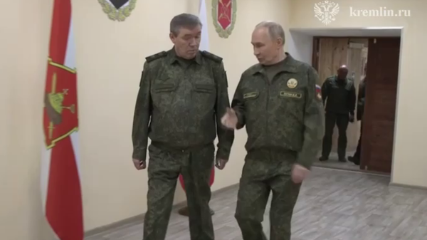 President Putin speaks to the chief of Russia's General Staff during a visit to a Zapad Battlegroup command post. Screenshot of video. - Sputnik India