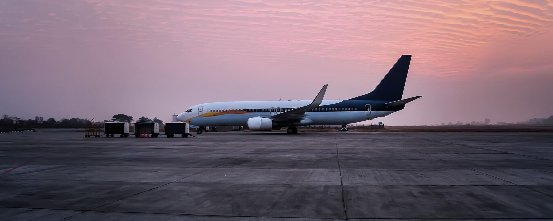 The plane stands with the tunnel at the airport - Sputnik India, 1920, 21.11.2025