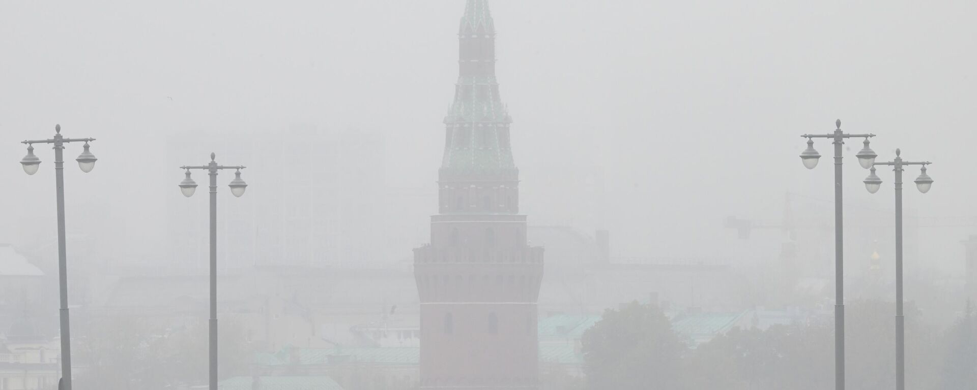 A view shows a Kremlin's tower on a foggy day, in Moscow, Russia. - Sputnik भारत, 1920, 24.11.2025