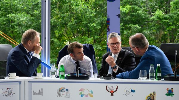 From left, Poland's Prime Minister Donald Tusk, France's President Emmanuel Macron, Britain's Prime Minister Keir Starmer and Germany's Chancellor Friedrich Merz speak during the Ukraine security meeting at the 6th European Political Community summit Friday May 16, 2025 in Tirana, Albania. (Leon Neal/Pool via AP) - Sputnik भारत