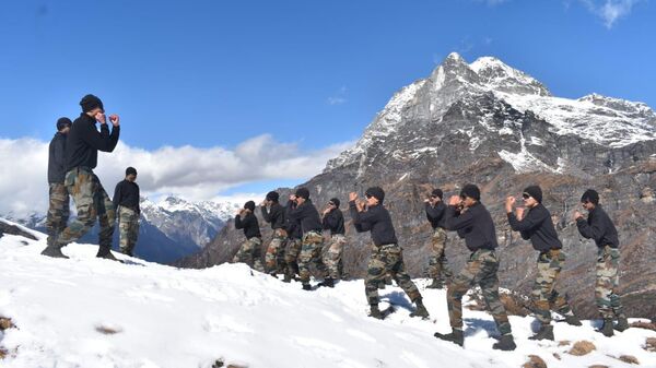 Trishakti Corps troops are undergoing AMAR (Army Martial Arts Routine) training. - Sputnik India