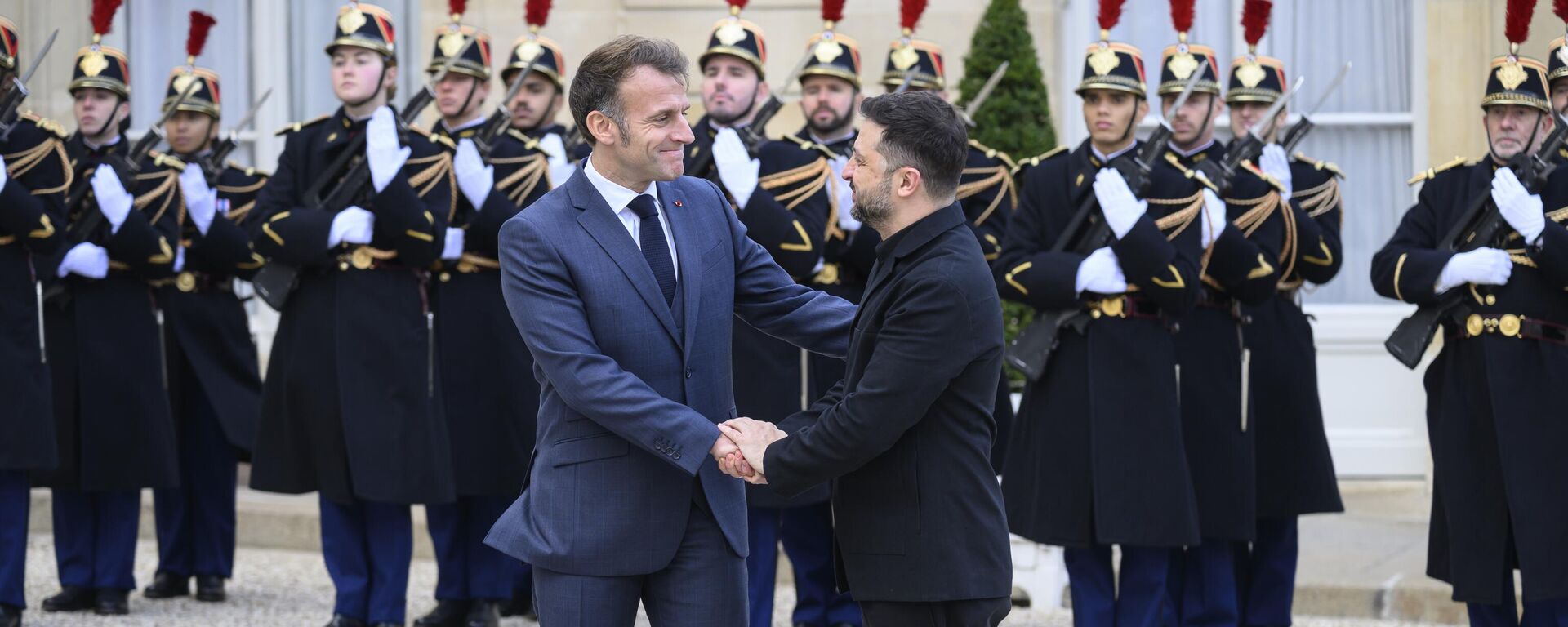 Le président ukrainien, Volodymyr Zelensky, est accueilli par le président de la République française, Emmanuel Macron, au palais de l'Élysée à Paris, le 17 novembre 2025.  - Sputnik भारत, 1920, 26.11.2025