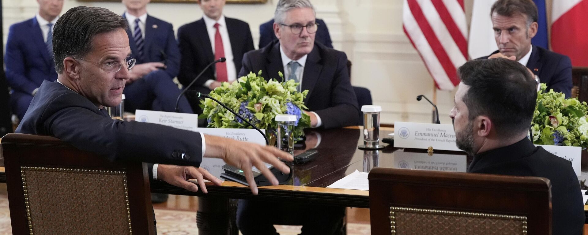 NATO Secretary General Mark Rutte, foreground left, speaks as Ukrainian President Volodymyr Zelenskyy, foreground right, British Prime Minister Keir Starmer, center left, and France's President Emmanuel Macron, center right - Sputnik भारत, 1920, 22.06.2026