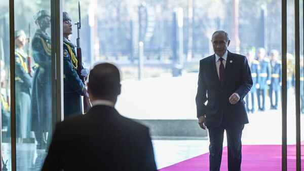 Putin v Biškeku igral na tradicionalno kirgiško lutnjo in se udeležil vrha CSTO