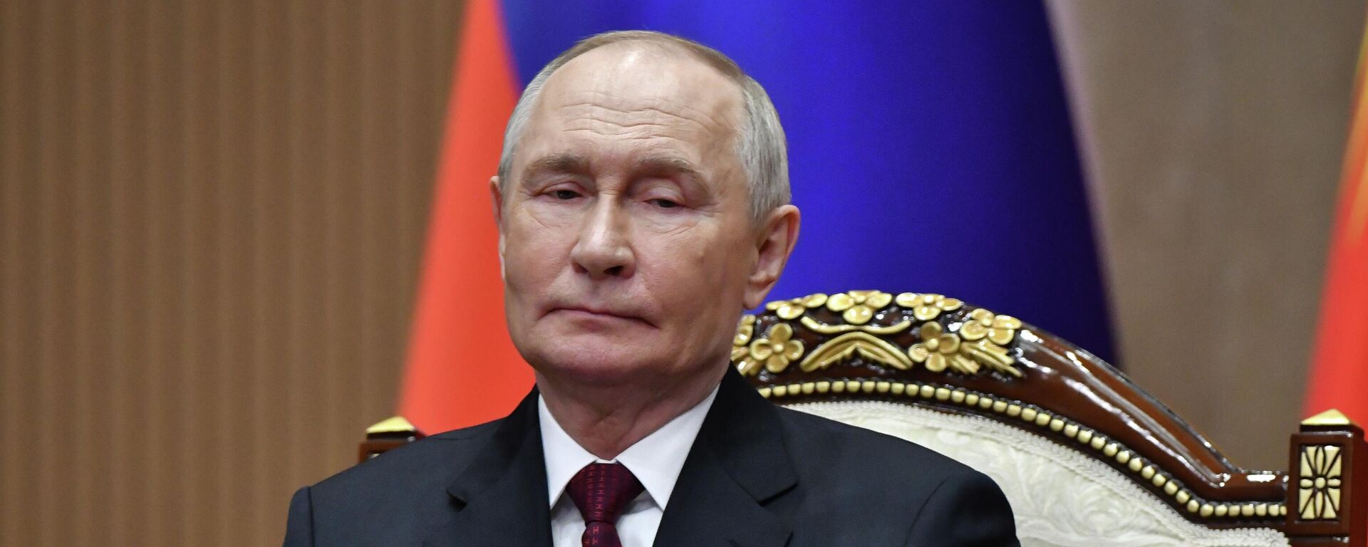 Russian President Vladimir Putin applauds during a signing ceremony with Kyrgyzstan's President Sadyr Japarov at the Administrative complex Yntymak-Manas Ordo, in Bishkek, Kyrgyzstan, on Wednesday, Nov. 26, 2025. (AP Photo/Vladimir Voronin) - Sputnik भारत, 1920, 28.11.2025