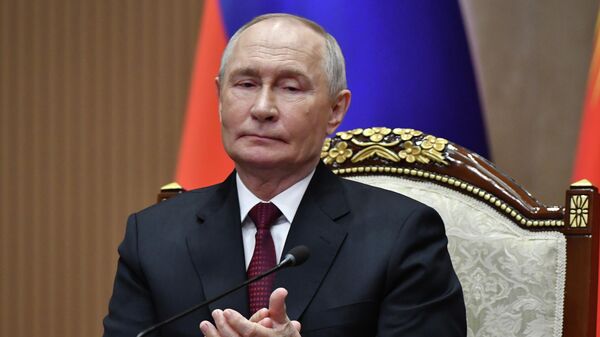 Russian President Vladimir Putin applauds during a signing ceremony with Kyrgyzstan's President Sadyr Japarov at the Administrative complex Yntymak-Manas Ordo, in Bishkek, Kyrgyzstan, on Wednesday, Nov. 26, 2025. (AP Photo/Vladimir Voronin) - Sputnik भारत