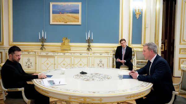 Zelensky, left, talks with US Secretary of the Army Dan Driscoll in Kiev, Ukraine, Thursday, Nov. 20, 2025. - Sputnik भारत