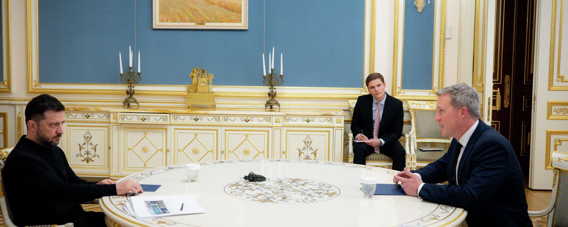 Zelensky, left, talks with US Secretary of the Army Dan Driscoll in Kiev, Ukraine, Thursday, Nov. 20, 2025. - Sputnik भारत, 1920, 30.11.2025