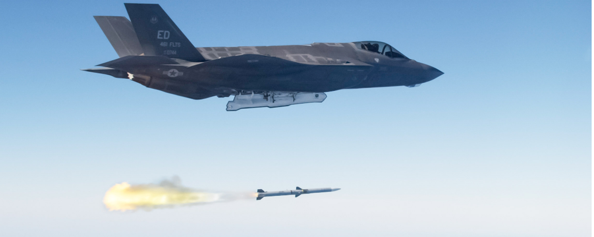 Screenshot of an image showing An F-35 Lightning II launching an AIM-120 advanced medium range air-to-air missile (AMRAAM).  - Sputnik भारत, 1920, 24.02.2026