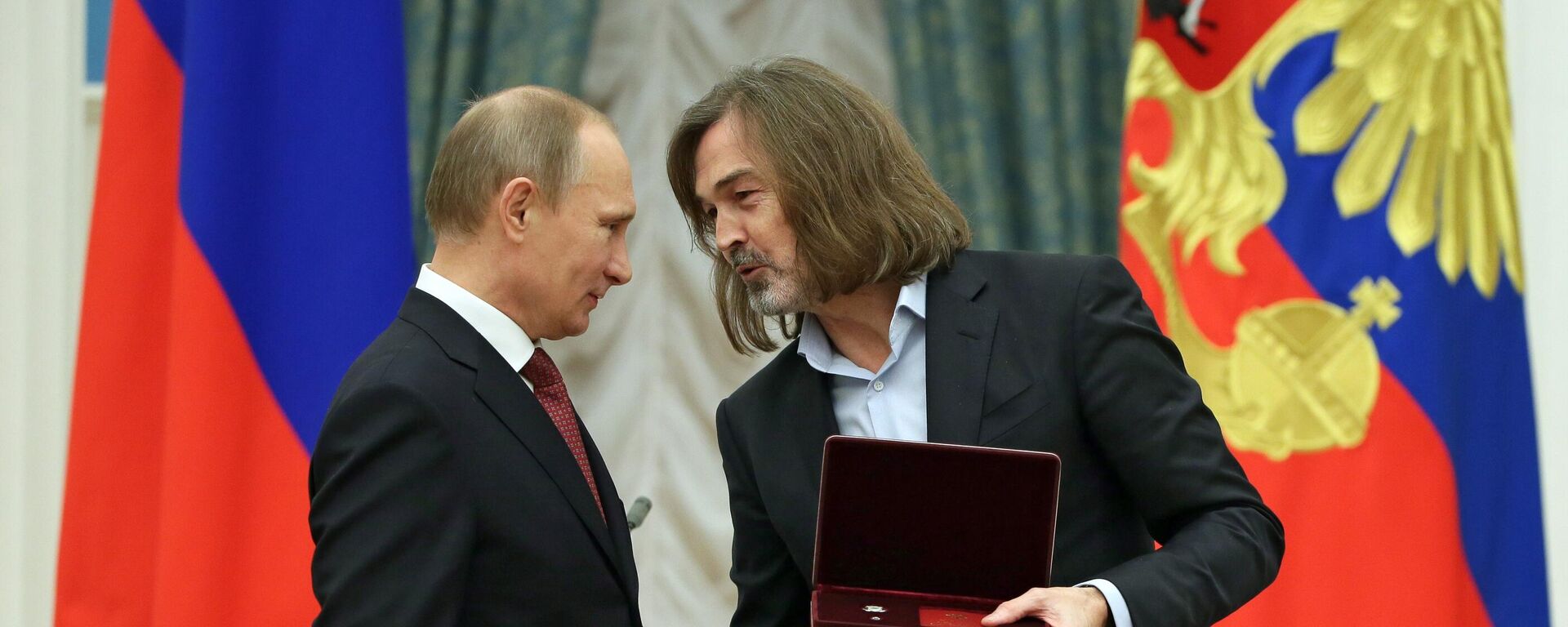 Russian President Vladimir Putin and Russian artist Nikas Sagronov talk during an awards ceremony in Moscow's Kremlin. - Sputnik भारत, 1920, 01.12.2025