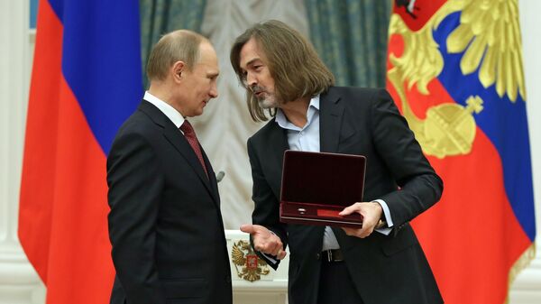 Russian President Vladimir Putin and Russian artist Nikas Sagronov talk during an awards ceremony in Moscow's Kremlin. - Sputnik भारत