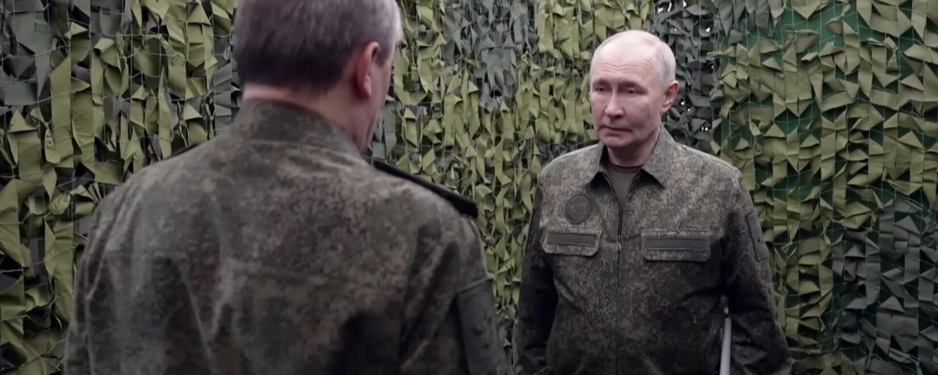 Президент Владимир Путин посетил один из пунктов управления Объединённой группировки войск - Sputnik भारत, 1920, 02.12.2025