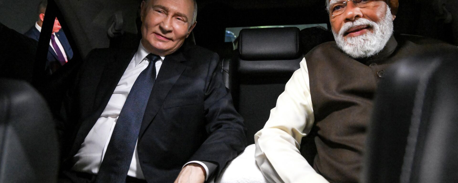Russian President Vladimir Putin and Indian Prime Minister Narendra Modi began their conversation in Modi's car - Sputnik भारत, 1920, 05.12.2025