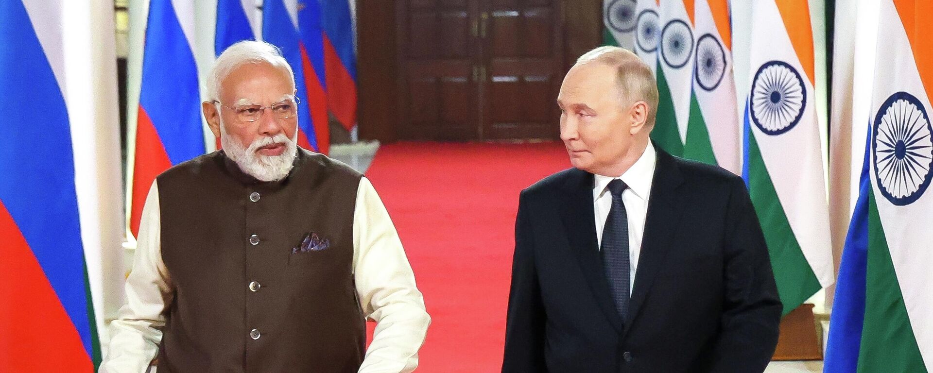 Indian Prime Minister Narendra Modi and Russian President Vladimir Putin - Sputnik India, 1920, 05.12.2025
