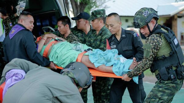 In this photo released by Royal Thai Army, a wounded Thai soldier is carried to be transferred to a hospital in Sisaket province, Thailand, Sunday, Dec. 7, 2025, after, according to a Thai army spokesperson, Cambodian troops fired into Thai territory.  - Sputnik India