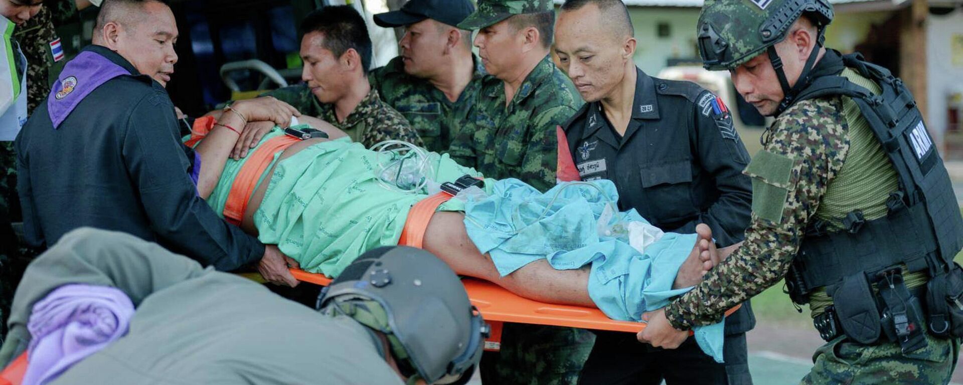 In this photo released by Royal Thai Army, a wounded Thai soldier is carried to be transferred to a hospital in Sisaket province, Thailand, Sunday, Dec. 7, 2025, after, according to a Thai army spokesperson, Cambodian troops fired into Thai territory. In this photo released by Royal Thai Army, a wounded Thai soldier is carried to be transferred to a hospital in Sisaket province, Thailand, Sunday, Dec. 7, 2025, after, according to a Thai army spokesperson, Cambodian troops fired into Thai territory. - Sputnik India, 1920, 08.12.2025