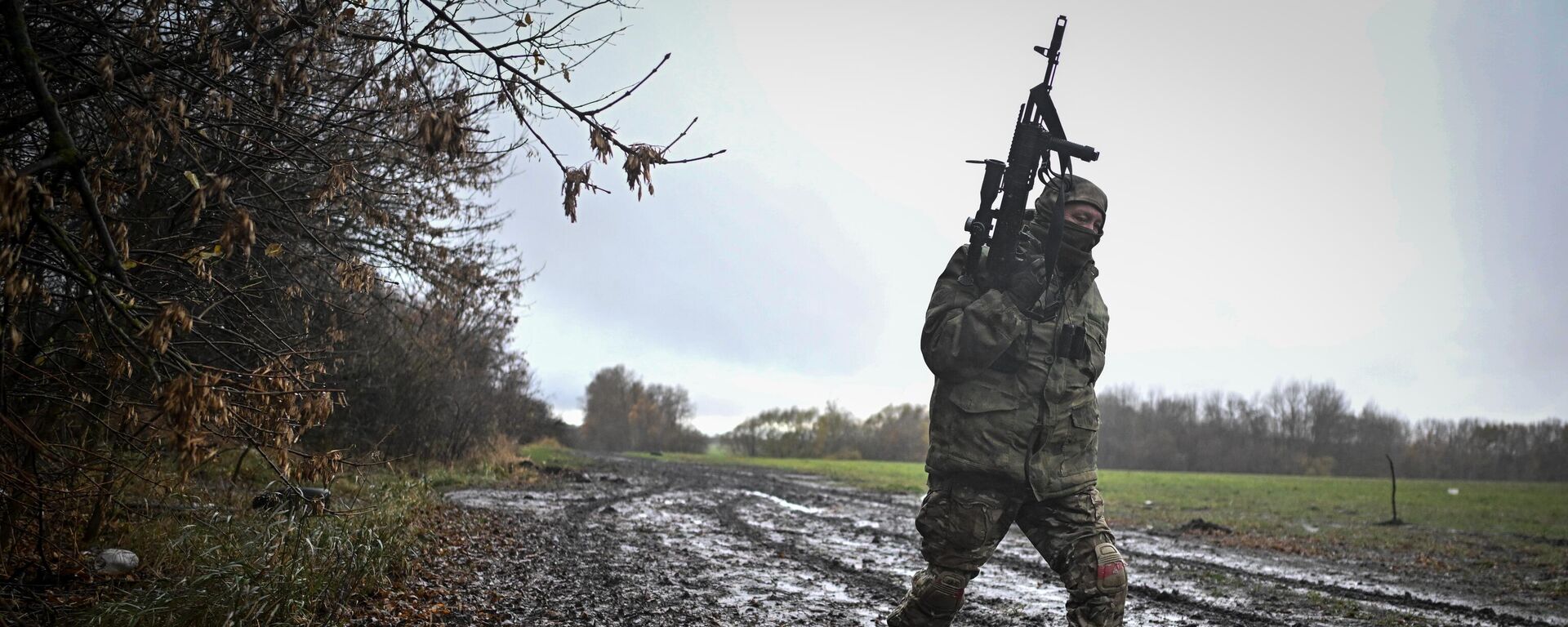 A service member of a sabotage and reconnaissance assault unit of the Russian army volunteer corps is seen in Kursk region - Sputnik भारत, 1920, 11.12.2025