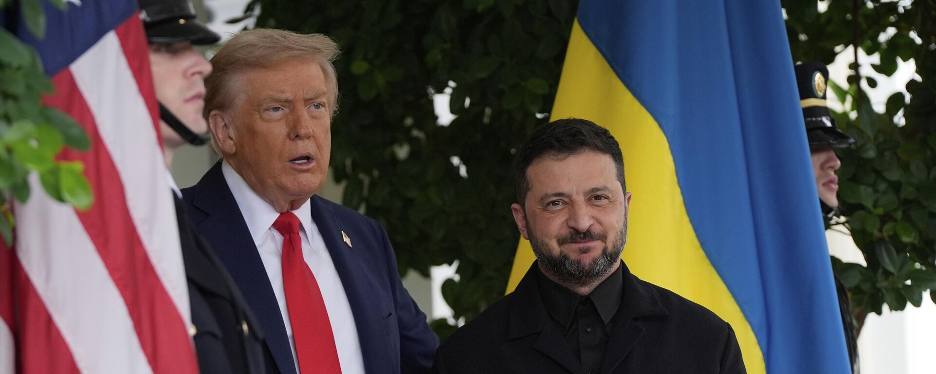 President Donald Trump greets Ukraine's Volodymyr Zelensky at the White House, Monday, Aug. 18, 2025, in Washington. - Sputnik भारत, 1920, 12.12.2025