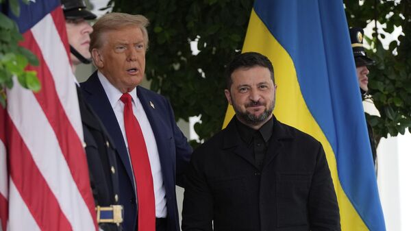 President Donald Trump greets Ukraine's Volodymyr Zelensky at the White House, Monday, Aug. 18, 2025, in Washington. - Sputnik भारत