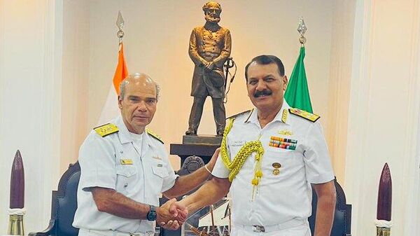 Adm Marcos Sampaio Olsen, Brazilian Navy Commander, and Adm Dinesh K Tripathi, Chief of the Naval Staff (IN) in New Delhi - Sputnik India