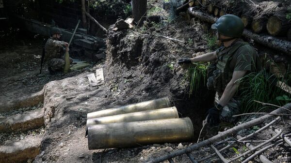 Russian servicemen prepare a Giatsint-B 152 mm howitzer before firing towards Ukrainian positions - Sputnik India