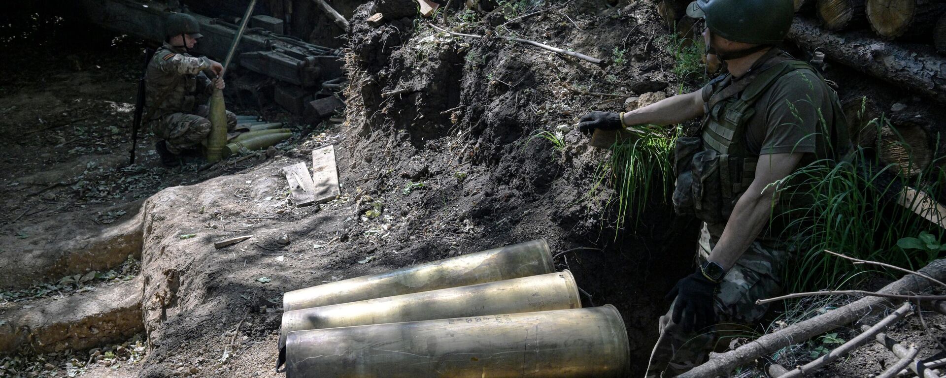 Russian servicemen prepare a Giatsint-B 152 mm howitzer before firing towards Ukrainian positions Russian servicemen prepare a Giatsint-B 152 mm howitzer before firing towards Ukrainian positions - Sputnik India, 1920, 11.12.2025