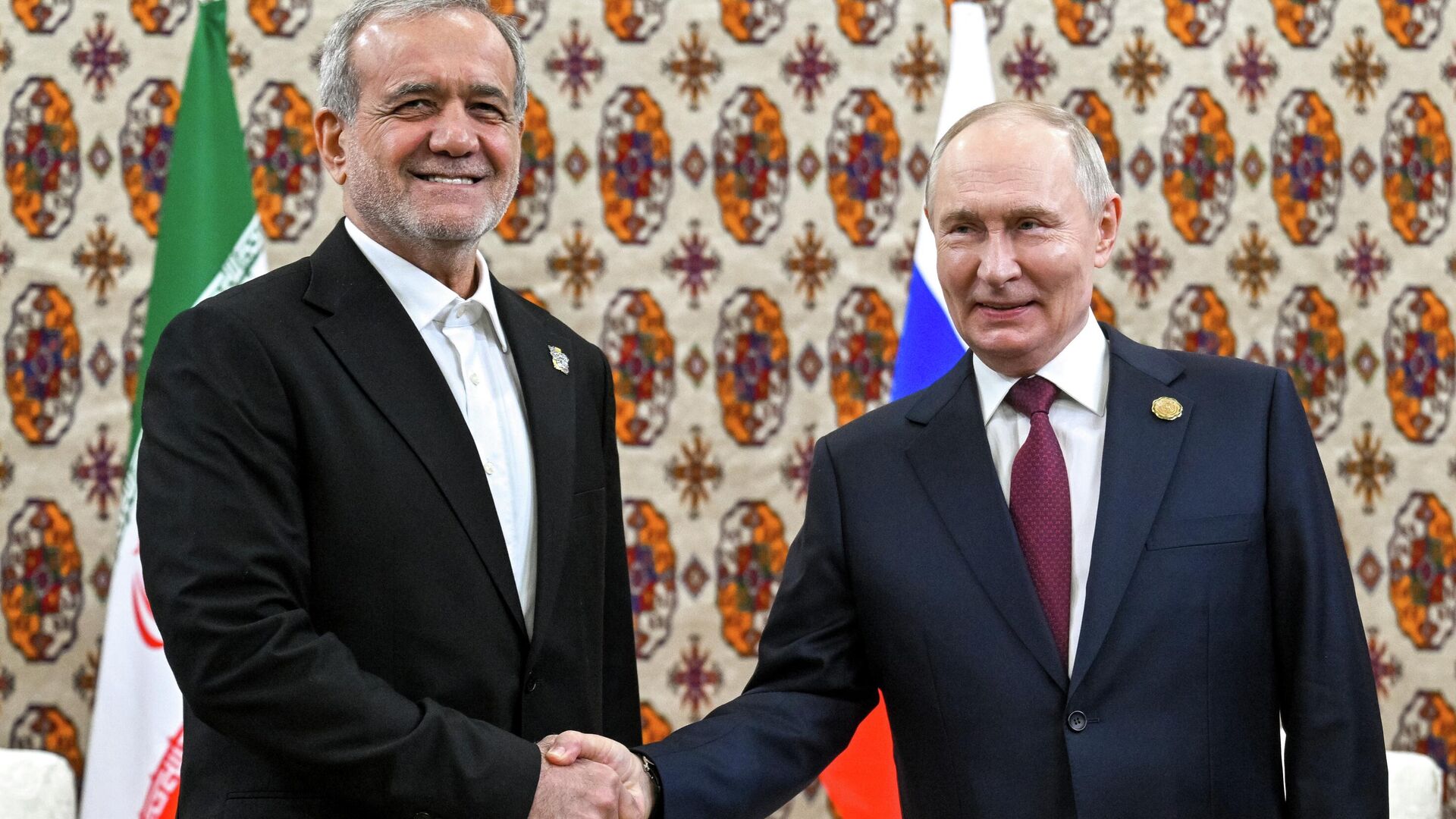 Putin shaking hands with Iran's President Masoud Pezeshkian - Sputnik भारत, 1920, 12.12.2025