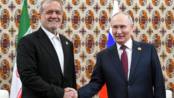 Putin shaking hands with Iran's President Masoud Pezeshkian - Sputnik भारत