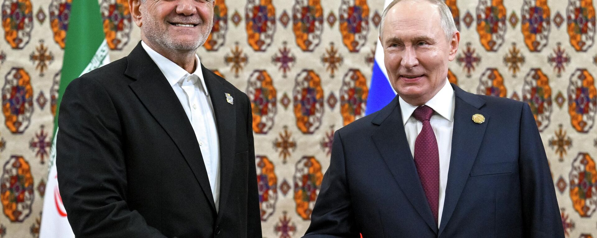 Putin shaking hands with Iran's President Masoud Pezeshkian - Sputnik भारत, 1920, 16.01.2026
